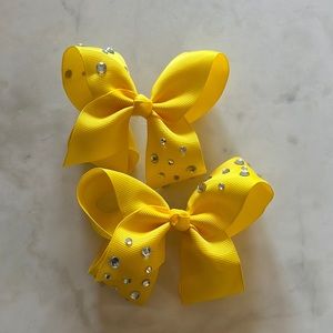 Little yellow bows in shiny crystals 💛💛